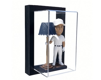 Vitrina de pared acrílica enmarcada para figuras cabezonas con protección UV y montaje seguro.