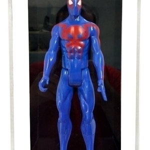 Puede incluir: Una figura de acci&oacute;n de Spider-Man azul y roja en una vitrina de acr&iacute;lico transparente. La figura est&aacute; de pie sobre un fondo negro. La vitrina tiene una base blanca con el texto "GAMEDAY DISPLAY" impreso en ella.