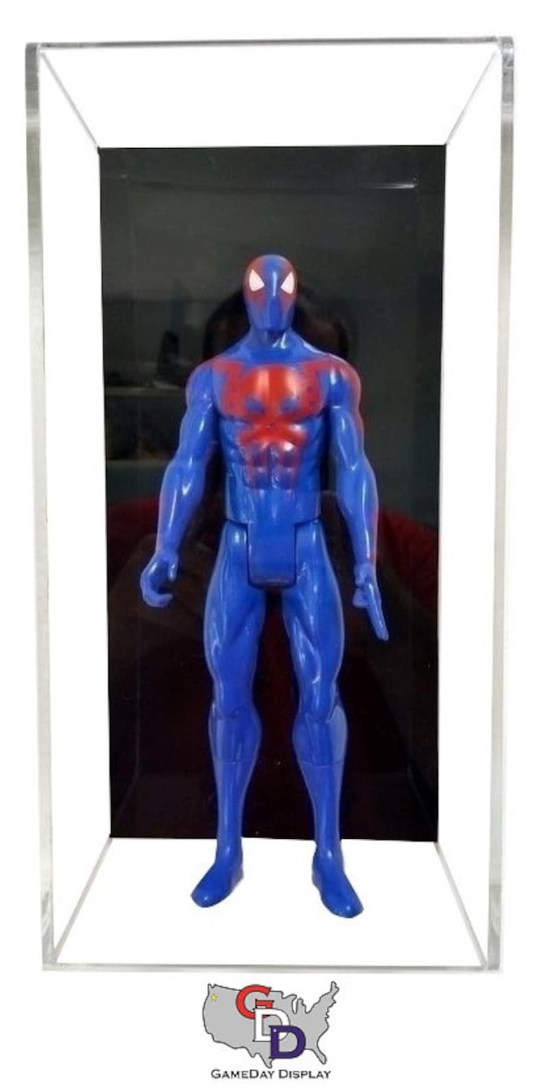 Puede incluir: Una figura de acci&oacute;n de Spider-Man azul y roja en una vitrina de acr&iacute;lico transparente. La figura est&aacute; de pie sobre un fondo negro. La vitrina tiene una base blanca con el texto "GAMEDAY DISPLAY" impreso en ella.