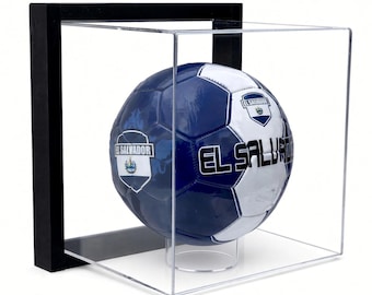 Vitrina acrílica enmarcada para balón de fútbol de tamaño reglamentario con protección UV y soporte seguro.