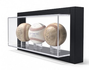 Vitrina de pared acrílica enmarcada para 3 pelotas de béisbol con protección UV y montaje seguro.