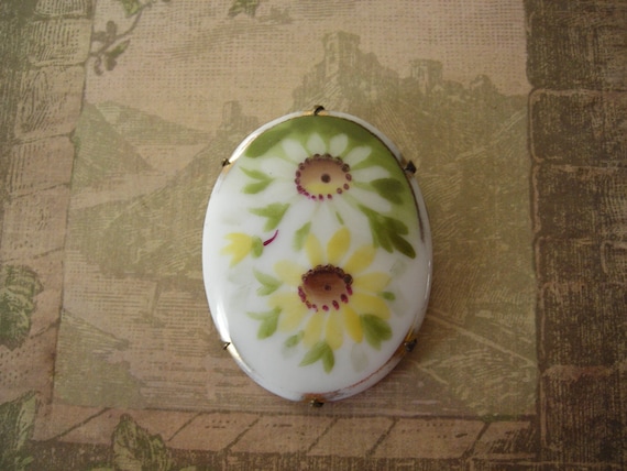 Antique Victorian Edwardian Daisy Flower Painted Porcelain Brooch Pin