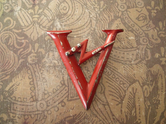 Vintage 1940s WWII Sweetheart V for Victory Pin Do