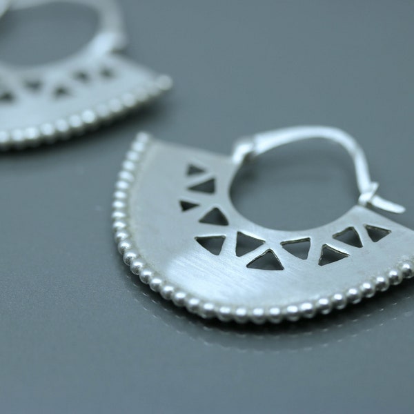 Boucles d'oreilles ethniques avec triangles, Bijoux d'orfèvre uniques, Boucles d'oreilles en argent brossé, Boucles d'oreilles d'inspiration tribale, Boucles d'oreilles artisanales en argent