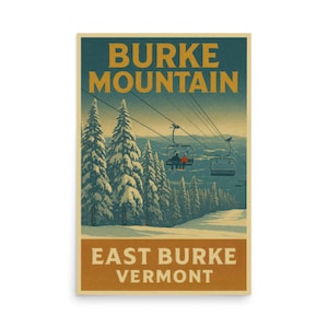 Peut inclure: Affiche de style vintage représentant Burke Mountain dans le Vermont. L'affiche présente une palette de couleurs turquoise et marron avec les mots "Burke Mountain" en or en haut et "East Burke Vermont" en bas. Des télésièges et des arbres enneigés sont également visibles.