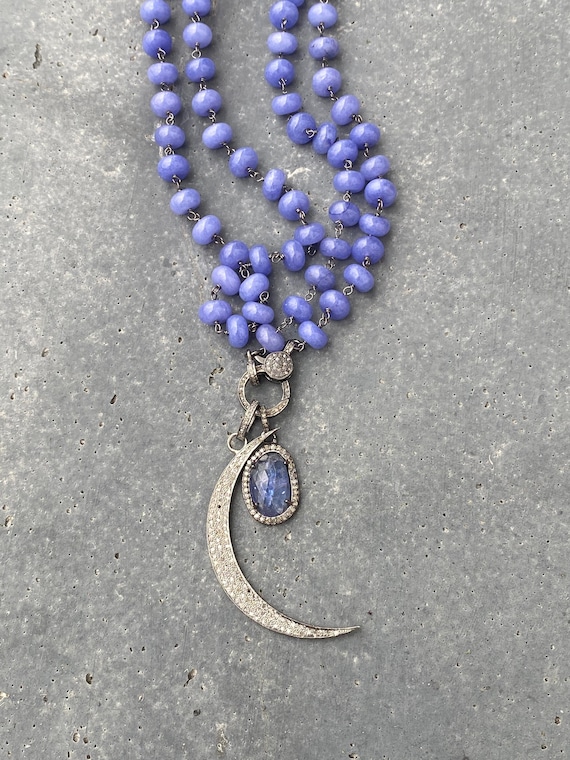 Collana di perline di tanzanite con chiusura a pavé di diamanti