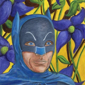Può includere: Un dipinto di un uomo che indossa un costume di Batman blu e grigio con un mantello blu. Lo sfondo è un campo giallo con fiori viola.
