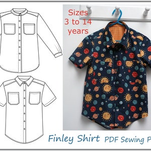 Può includere: Un cartamodello PDF per camicia Finley per ragazzi, taglie da 3 a 14 anni. Il cartamodello include un'opzione a maniche lunghe e una a maniche corte. L'immagine mostra un esempio di camicia realizzata con un tessuto blu con una stampa colorata di sole e pianeti.