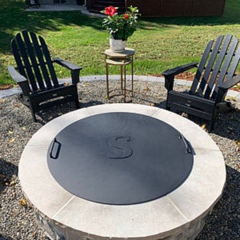 10 letter and 2 handles on the top 46 outer diameter Flat 18 thick steel plate. Fire Pit lid