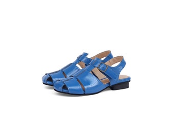 Handgefertigte Sommerschuhe aus blauem Lackleder für Damen: Cutout Close Toe