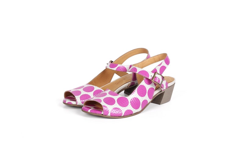 women/'s Leather sandals low heel open toes with geometric cutout