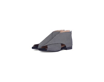 Sandálias Peep Toe Pretas e Brancas Feitas à Mão – Sapatos Rasos de Verão para Mulheres
