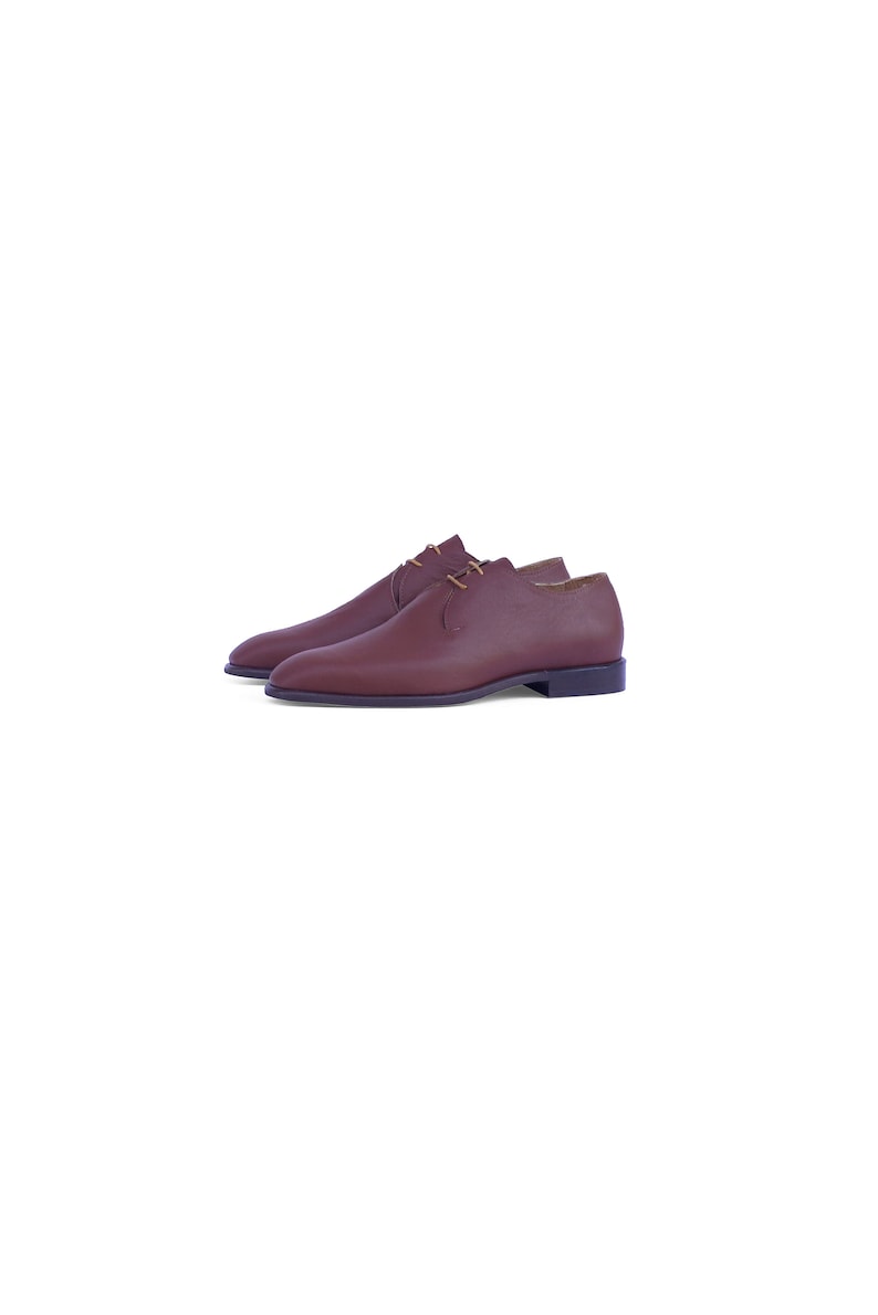 Peut inclure: Une paire de chaussures en cuir marron &agrave; lacets avec un talon bas.