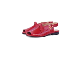 Sandali bassi in vernice rossa fatti a mano da donna: sandali con cinturino a punta aperta