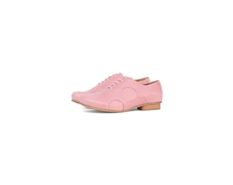 Oxford in pelle rosa fatta a mano per donna con design circolare
