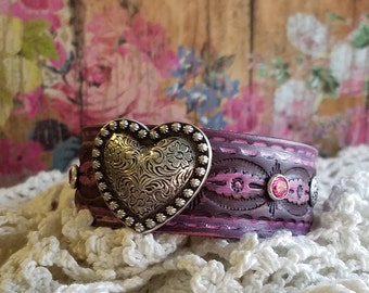 Bracelet manchette en cuir rose Concho coeur argenté> peint à la main/bijoux coeur/chic rustique/bracelet Boho/Romance/bracelet jonc/féminin