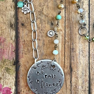 Collar de 18" con estampado a mano "Sin lluvia, sin flores". Collar con dije. Collar de varios metales. Regalo para mujer. Sundance.