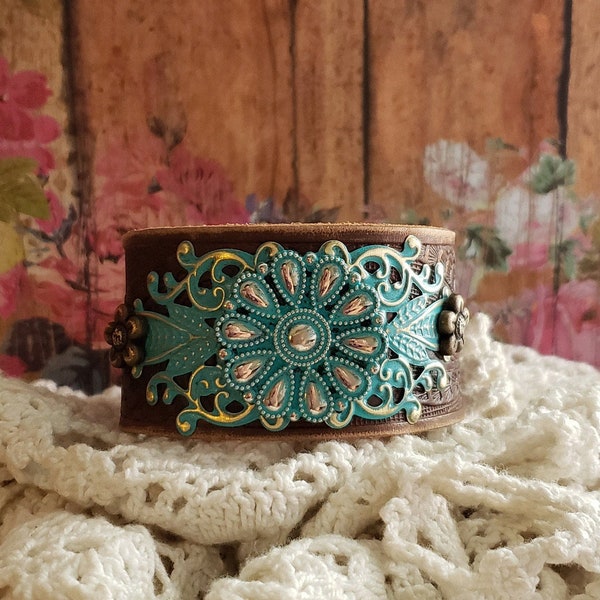 Bracelet manchette en cuir floral argenté et turquoise > Bracelet en cuir marron/ Bijoux country/ Sud-Ouest américain/ Boho Chic/ Cowgirl gitane
