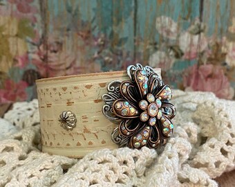 Bracciale con polsino in pelle color crema Concho fiore di strass per donna> Bracciale in pelle con strass. Braccialetto di fiori. Cinturino in pelle. Fascino rustico