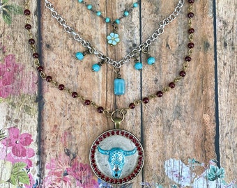 Collier à breloques superposées médaillon Longhorn turquoise et rouge/ Bijoux du sud-ouest des États-Unis/