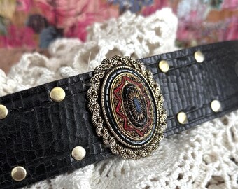 Pulsera de cuero con broche vintage negro y rojo OOAK / Joyería Boho Glam reutilizada /