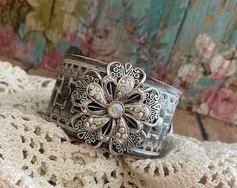 Bracciale rigido in pelle con fiori di strass: Romanticismo rustico