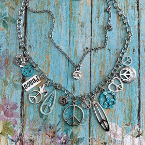 Peace Zeichen Bib Charm Halskette in Silber & Türkis > Peace Zeichen Schmuck. Retro Hippie Schmuck. Boho Halskette. Statement Schmuck
