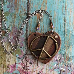 Collar con colgante de corazón con el signo de la paz de cuero marrón&gt; Collar Boho Hippie. Joyería de cuero. Joyas de corazón. Collar llamativo grande. granero de madera