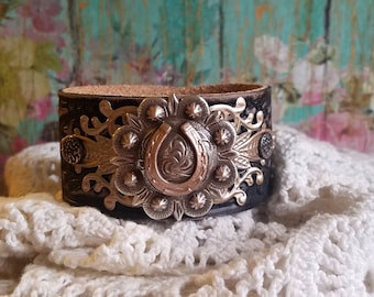 Hufeisen Armband aus schwarzem Leder. Concho Schmuck. Cowgirl Western Schmuck. Reitschmuck. Pferd Reiter Armband