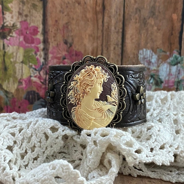 Victorian Woman Cameo Brown Leather Cuff Bracelet> Cameo Jewelry. Victorian Style. Leather Bracelet. Vintage Style Jewelry