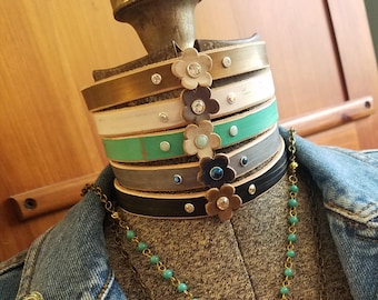 Collier ras de cou fleur en cuir> Collier fleur. Bijoux floraux. Ras de cou en cuir. Collier de style bohème. Fleur en cuir.