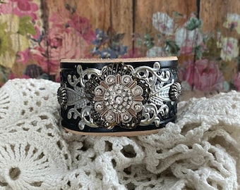 Bracciale rigido in pelle con fiore di cristallo e strass, bracciale rustico da cowgirl. Concho Jewelry