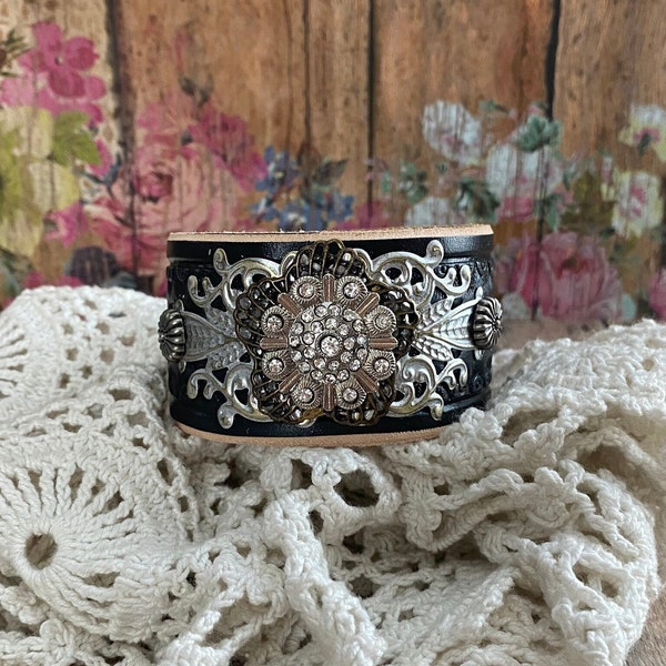 Strass-Kristallblumen-Concho schwarzes Leder Manschette Armband für Frauen> Lederarmband . Blumen Armband. Lederarmband. Rustikales Bling