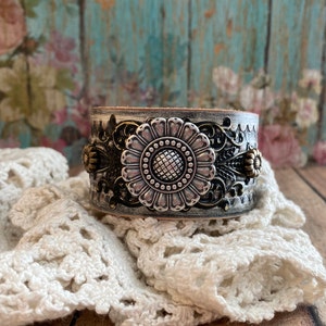 Sonnenblume Concho Schwarz & Creme Leder Armreif > Lederarmband. Blumen Armband. Gänseblümchen Sonnenblumen Schmuck. Blumenschmuck.