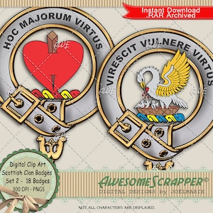 Op de afbeelding: Twee Schotse clan-badges, een met een rood hart en de andere met een witte vogel, beide met gouden en zilveren accenten. De badges zijn omgeven door een gouden en zilveren riem met een gesp. De tekst "HOC MAJORUM VIRTUS" staat bovenop de badge met het hart, en de tekst "VIRESCIT VULNERE VIRTUS" staat bovenop de badge met de vogel.