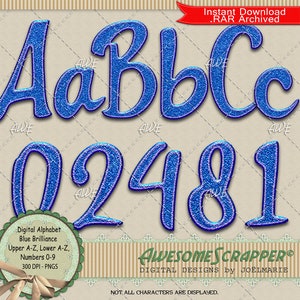 以下が含まれることがあります： 筆記体で書かれた青いグリッターのアルファベット文字と数字。A、B、Cの文字と0、2、4、8、1の数字が表示されています。文字と数字は濃い青で縁取られています。画像の左下には「Digital Alphabet Blue Brilliance」というテキストがあります。画像の中央下には「AWESOMESCRAPPER® DIGITAL DESIGNS by JOËLMARIE」というテキストがあります。画像の右下には「NOT ALL CHARACTERS ARE DISPLAYED.」というテキストがあります。