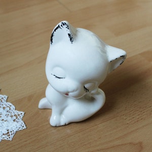 Figurka kota z ceramiki w stylu vintage Biały kot Porcelanowy kot Wystrój domu Dekoracja kota Figurka kota w stylu vintage Ceramiczny kot