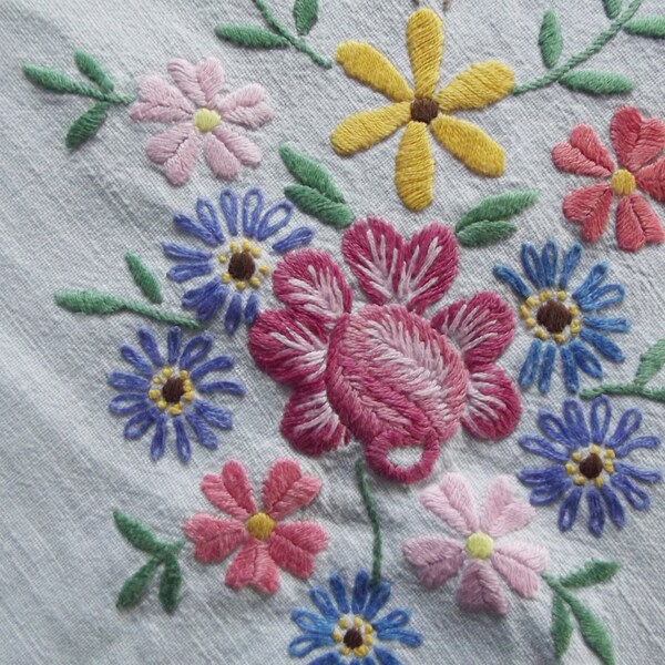 Vintage floral hand embroidered white linen tablecloth. Swedish vintage 1980.