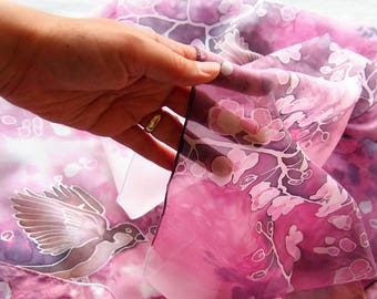 Foulard en fleurs de cerisier, oiseaux moineaux peints à la main sur des foulards. Art rose avec sakura, cadeau de style japonais pour maman