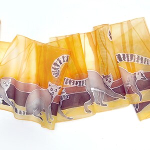 Foulard en soie lémurien, foulard peint à la main en jaune et gris avec animal de Madagascar, design d'animal exotique, foulards minces d'espèces menacées image 4