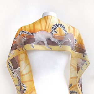 Foulard en soie lémurien, foulard peint à la main en jaune et gris avec animal de Madagascar, design d'animal exotique, foulards minces d'espèces menacées image 1