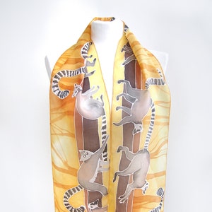 Foulard en soie lémurien, foulard peint à la main en jaune et gris avec animal de Madagascar, design d'animal exotique, foulards minces d'espèces menacées image 2