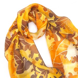 Brauner Schal für den Herbst mit Ahornblättern, handgemalt auf Seidenschal. Gelbes Wrap für den Herbst.