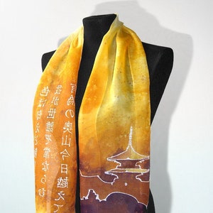 Lenço de seda Japão Ouro, lenços de seda amarelo mostarda, lenço de cabeça de seda pintado à mão, caligrafia de poema Iroha, letras japonesas e templo