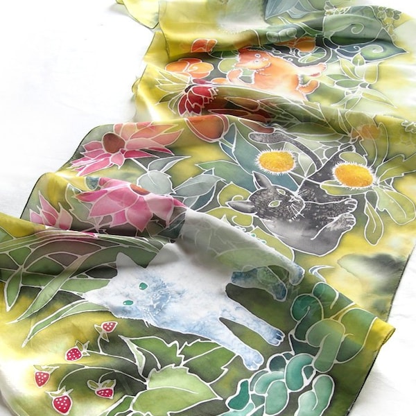 Foulard de chats, peint à la main sur soie avec des animaux et des fleurs. Cadeau personnalisé pour animaux de compagnie pour maman, foulards pour chatons, enveloppement de soie en vert, art du chat