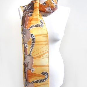 Foulard en soie lémurien, foulard peint à la main en jaune et gris avec animal de Madagascar, design d'animal exotique, foulards minces d'espèces menacées image 7