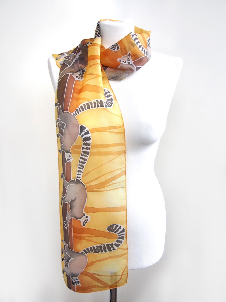 Foulard en soie lémurien, foulard peint à la main en jaune et gris avec animal de Madagascar, design d'animal exotique, foulards minces d'espèces menacées image 7