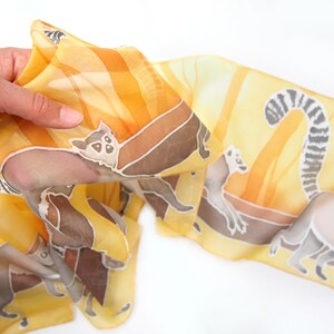 Foulard en soie lémurien, foulard peint à la main en jaune et gris avec animal de Madagascar, design d'animal exotique, foulards minces d'espèces menacées image 8