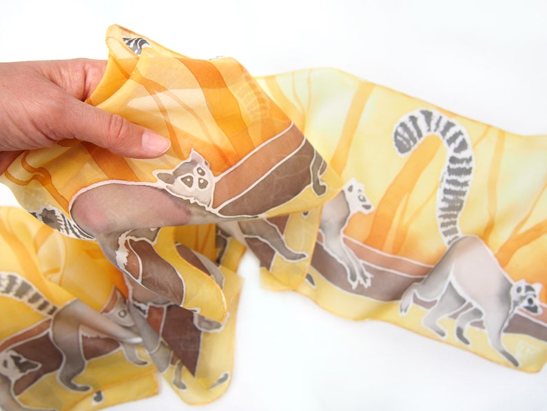 Foulard en soie lémurien, foulard peint à la main en jaune et gris avec animal de Madagascar, design d'animal exotique, foulards minces d'espèces menacées image 8