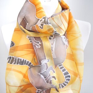 Foulard en soie lémurien, foulard peint à la main en jaune et gris avec animal de Madagascar, design d'animal exotique, foulards minces d'espèces menacées image 5